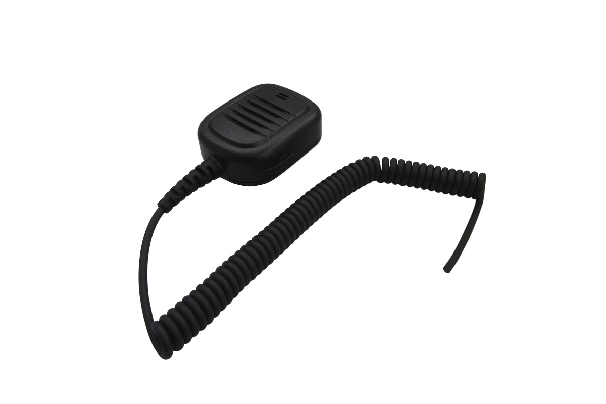 Robusto microfono ad altoparlante nero con corpo ovale e copertura dell'altoparlante rettangolare con lamelle orizzontali. Sul lato è presente un piccolo pulsante rotondo. Un cavo a spirale spesso attraversa in diagonale uno sfondo bianco.