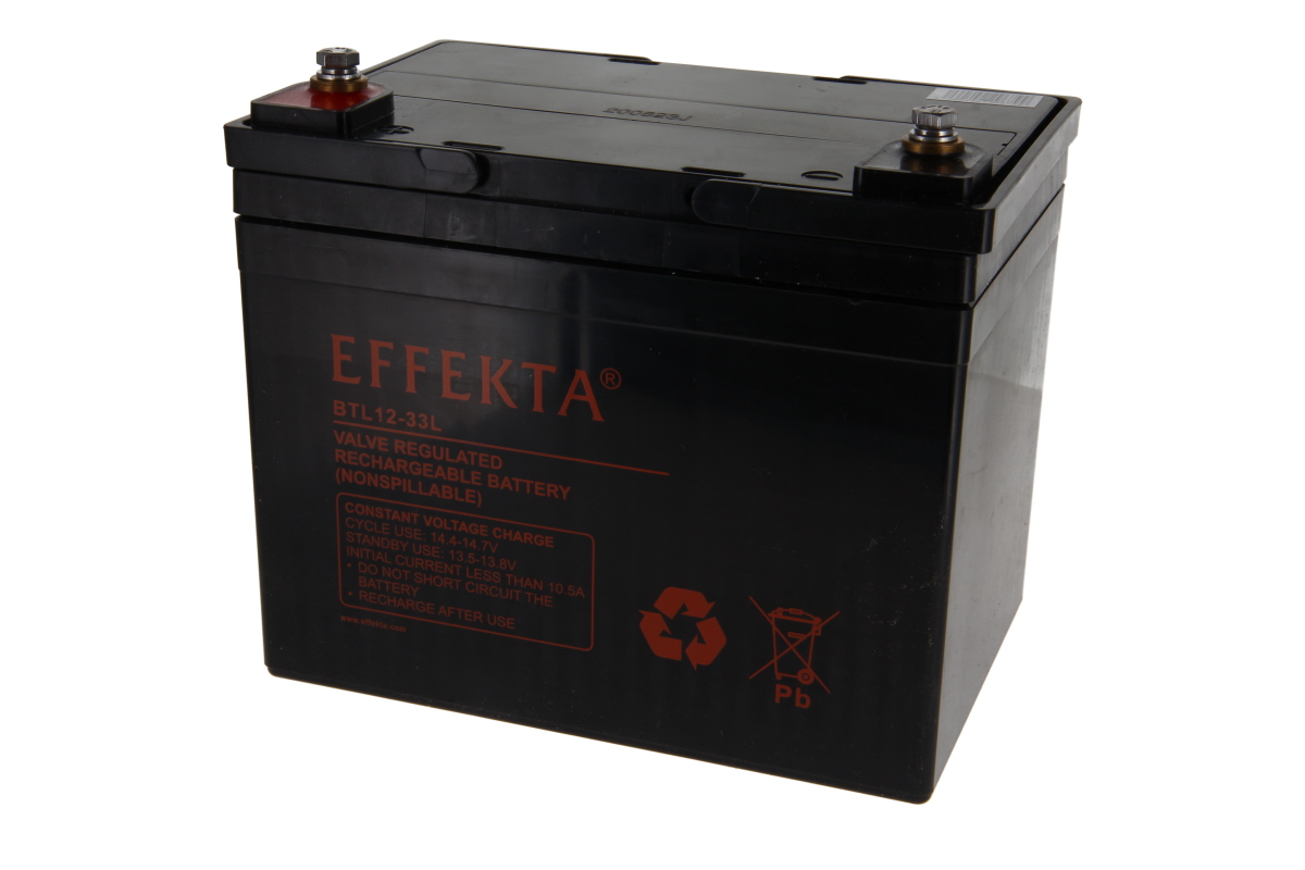 Schwarze, rechteckige Effekta BTL12-33L Blei-Säure-Batterie. Oben zwei silberne Pole, links mit roter Kappe. Vorderseite: Marke, Modell, Warnhinweise, Recycling-Symbol und durchgestrichene Mülltonne mit Pb.
