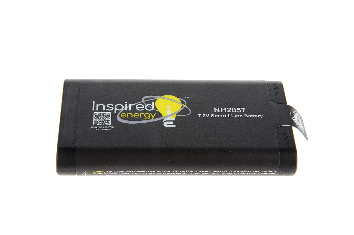 Svart Li-jon-batteri NH2057 med ”Inspired energy”-logotyp, texten ”7,2 V Smart Li-jon-batteri” och QR-kod. Varningsmärkningar synliga. Liten vit etikett till höger något lossnad. Rektangulärt batteri centrerat på vit bakgrund.