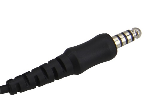 Primer plano de un conector jack de 4 polos plateado brillante con tres anillos aislantes negros. El conector está unido a un cable con un protector de tracción negro acanalado, como el que se utiliza en los auriculares CoPacks.