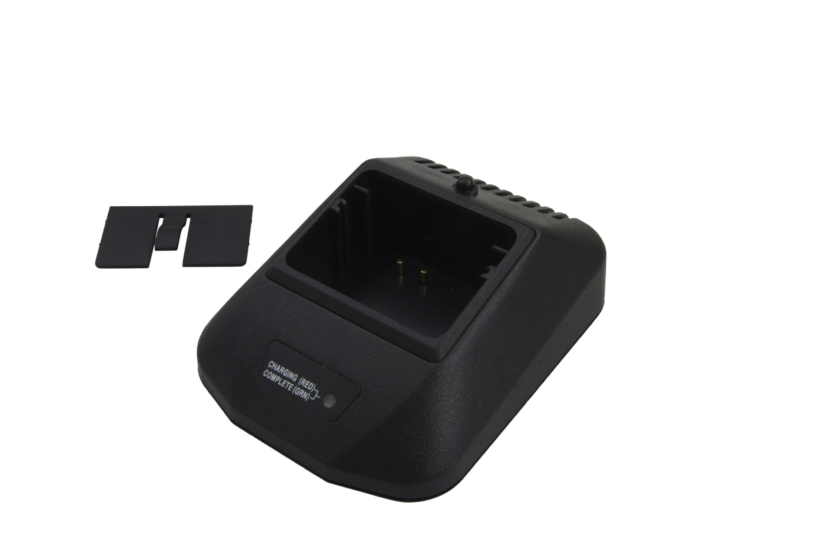 Schwarzes CoPacks Ladegerät für Gross Funk 7,2-Volt-Funkfernsteuerungs-Akkus, mit Vertiefung und goldfarbenen Kontakten sowie Statusanzeige 'CHARGING (RED) / COMPLETE (GRN)'. Daneben ein kleines schwarzes Kunststoffteil.