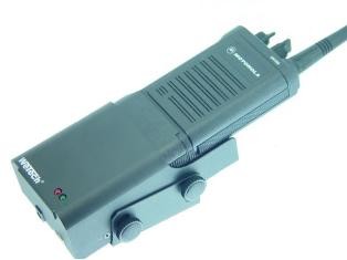 Svart Motorola MX1000/MX2000 radio i Wetech bilhållare av pulverlackerad metall. Hållare med två vridknappar och röd/grön indikatorlampa. Radio med antenn/högtalare synlig, knappsats/knappar åtkomliga.
