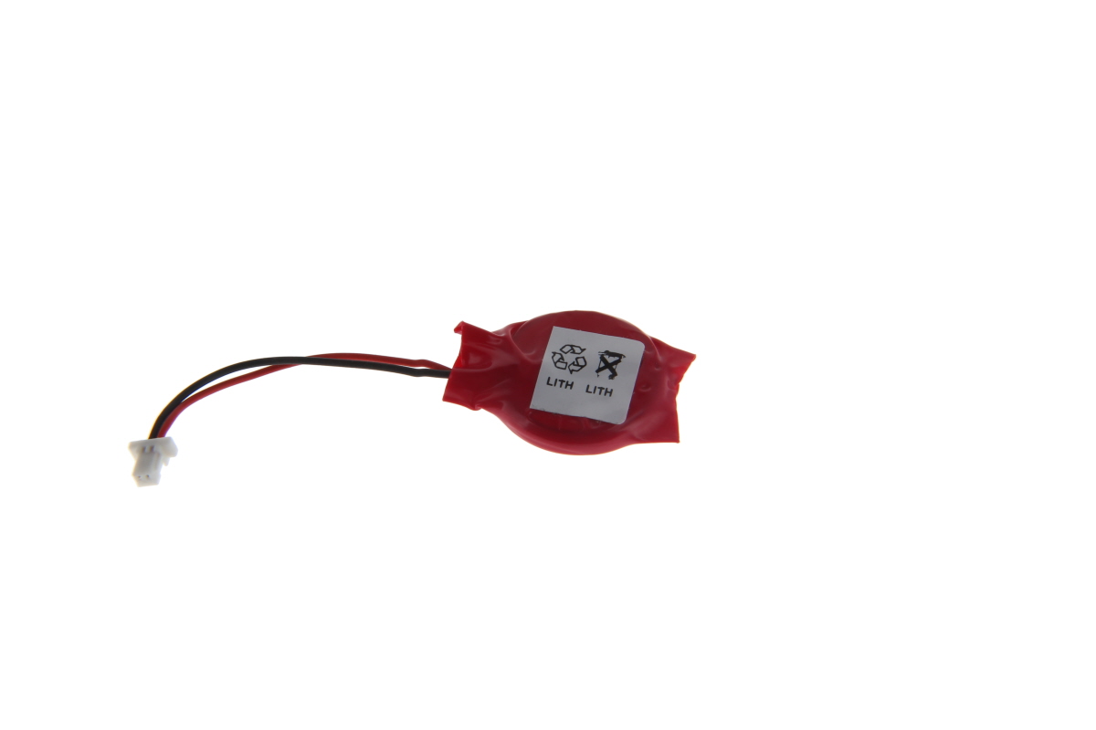 Pila de botón de litio CR2032 con revestimiento rojo, etiqueta blanca con símbolos de reciclaje y eliminación, y la inscripción «LITH». Un cable rojo y otro negro conducen a un pequeño conector JST blanco. Estructura aislada en blanco.