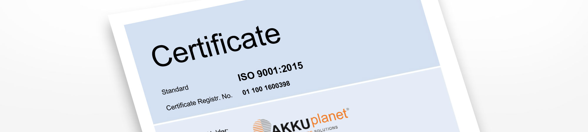 Snedställt certifikat med blått huvud och svart text. Överst står "Certifikat", därunder "ISO 9001:2015" och registreringsnumret "01 100 1600398". Längst ner syns en del av logotypen "Akkuplanet".