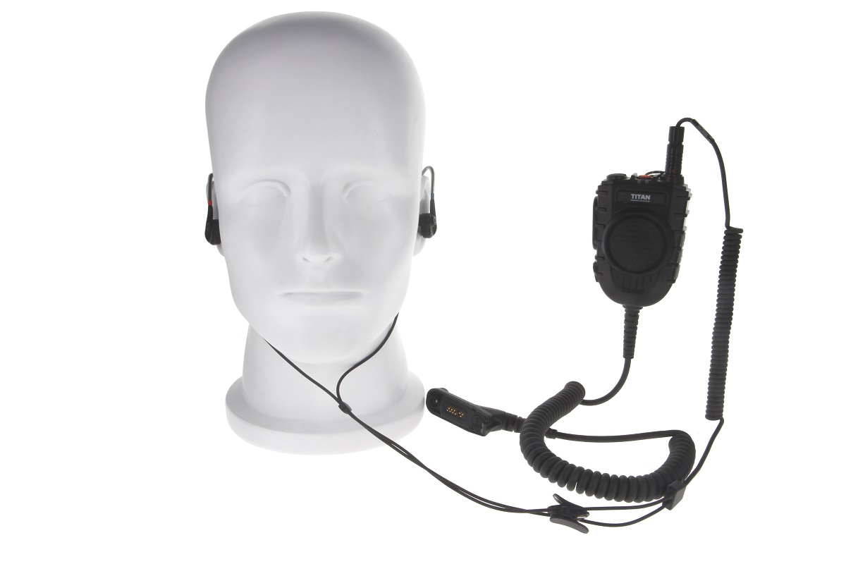 Testa di manichino bianca con auricolari in-ear neri in entrambe le orecchie, collegati tramite cavo al microfono ad altoparlante nero TITAN MM50-TAC sulla destra. Microfono collegato all'auricolare tramite presa ODU davanti alla testa.