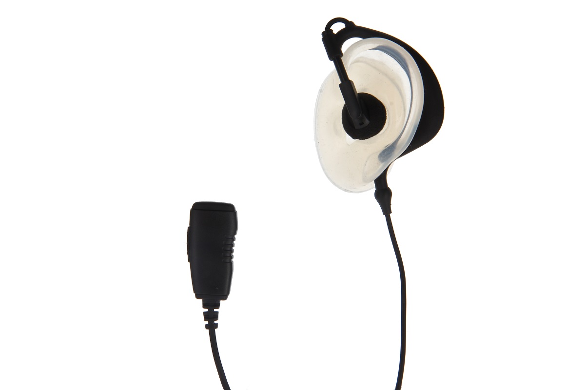 Auriculares negros para radios con gancho transparente y altavoz integrado. A la izquierda, un micrófono de mano negro conectado con botón de llamada. Compatibles con Motorola, MTP850FuG, DP3400 y DP4400.