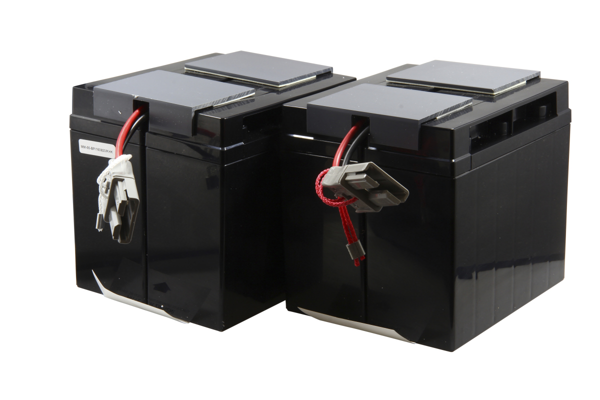 Due batterie di ricambio CoPacks nere, di forma parallelepipeda, compatibili con la batteria APC RBC55, con set di cavi rosso e nero e connettore grigio. Le batterie presentano coperture grigie sulla parte superiore e piccole etichette bianche sui lati.