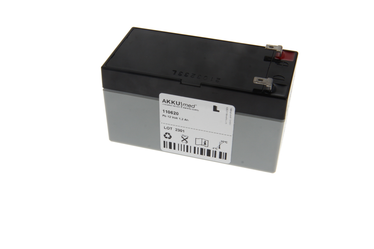 Grått blybatteri med svart lock och två silverfärgade Faston-kontakter på ovansidan. Klistermärke med AKKUmed logotyp, modellnummer 110620 och specifikationer Pb 12 Volt 1,2 Ah. Streckkod och förvaringsinformation synliga.