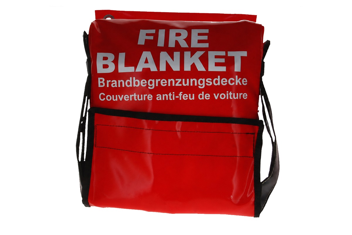 Manta de contención de incendios para baterías S-TYPE, roja brillante y plegada, con inscripción blanca «FIRE BLANKET» y «Manta de contención de incendios». Para baterías HV y de iones de litio, con asas negras.