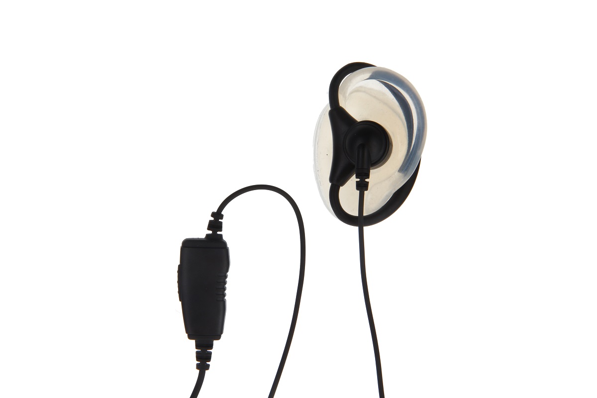 Auriculares negros con gancho transparente en forma de D para un ajuste seguro. La carcasa negra del altavoz está integrada en el gancho. Cable conectado a la unidad de control compacta negra con micrófono y controles. CoPacks GES-PG3.