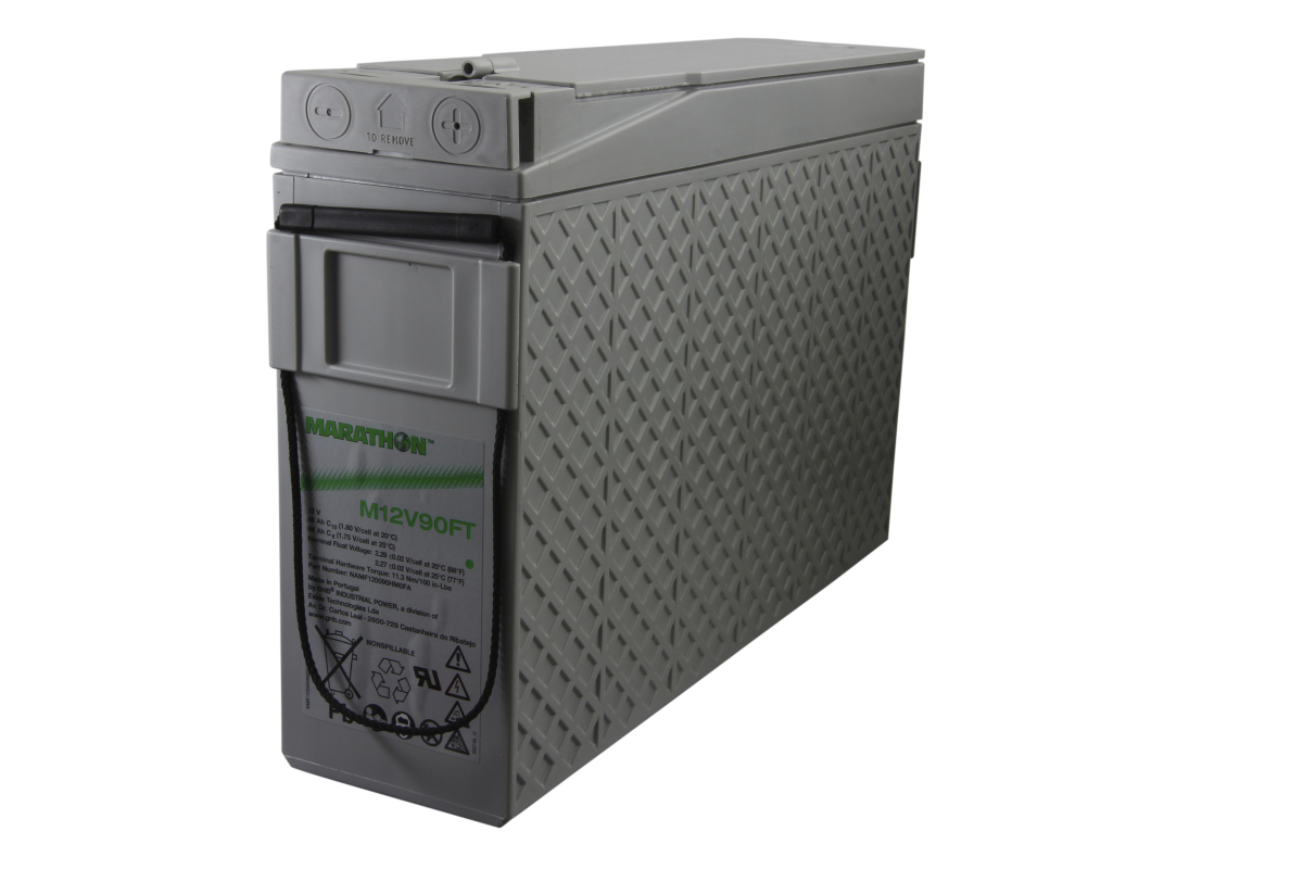 Batteria AGM Marathon M12V90FT grigia dell'Exide, con parte superiore liscia e fianchi testurizzati. Sul davanti, logo Marathon verde e M12V90FT su etichetta nera, con 12 V e 90 Ah. In alto, terminali "TO REMOVE", cinghia di fissaggio nera.