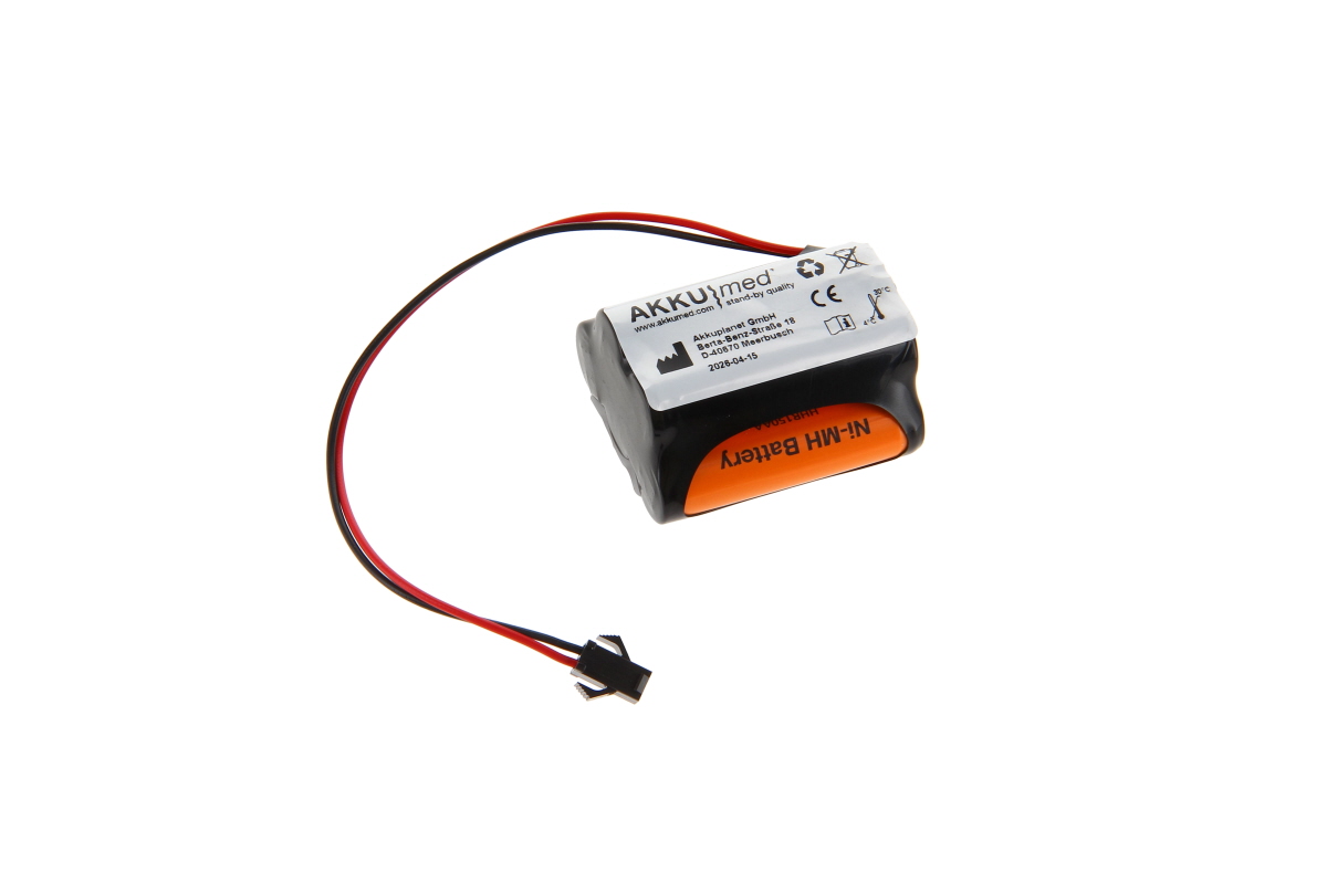 Batería NiMH compacta negra AKKUmed con inscripción «Ni-MH Battery» en naranja en el lateral y etiqueta del fabricante en blanco arriba. Cable rojo y negro con pequeño conector negro. Recambio para congeladores médicos Sanyo 5HR-AAC.