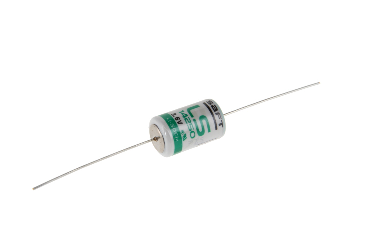 Saft LS14250CNA lithium battery, cylindrical, with a white and green label. 3.6V 1/2AA with long, thin axial metal solder tabs on both sides. Imprinted with: “Saft ”, “LS 14250”, “3.6V”, “LI-SOCI2”. Diagonally across a white background.