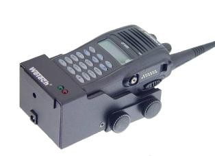 Radio Motorola negro (DP3441, GP344 o GP388) en su soporte de carga para coche Wetech a juego. Robusta estación de carga negra con la inscripción «Wetech » y dos LED (rojo/verde). Pantalla y teclas visibles.