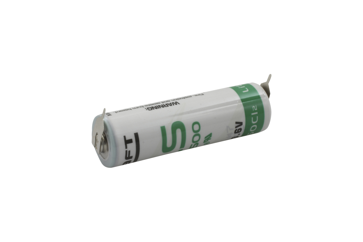 Se muestra una pila de litio cilíndrica blanca LS14500 de Saft, con inscripción en verde y 3,6 voltios, en diagonal sobre fondo blanco. En ambos extremos hay terminales de soldadura plateados para fácil conexión.