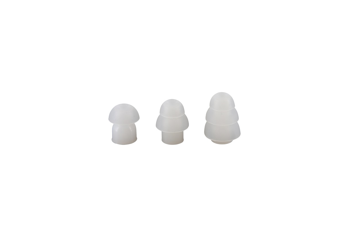 Tres almohadillas de silicona blanco lechoso translúcido, de distintos tamaños y formas, juntas sobre fondo blanco: izquierda pequeña tipo seta; centro con dos anillos; derecha grande con tres anillos. Accesorios auriculares CoPacks.