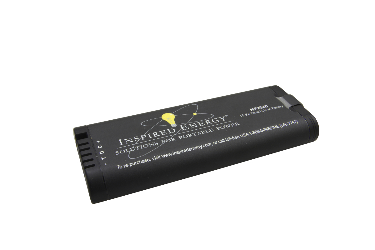 Avlångt, mörkgrått NF2040 Li-Ion-batteri från Inspired Energy med rundade kanter. Tryck med texten ”NF2040 10,8 V Smart Li-Ion Battery” och logotyp. Ändan med anslutningsstift och polaritet ”- TDC +”. Vit bakgrund.