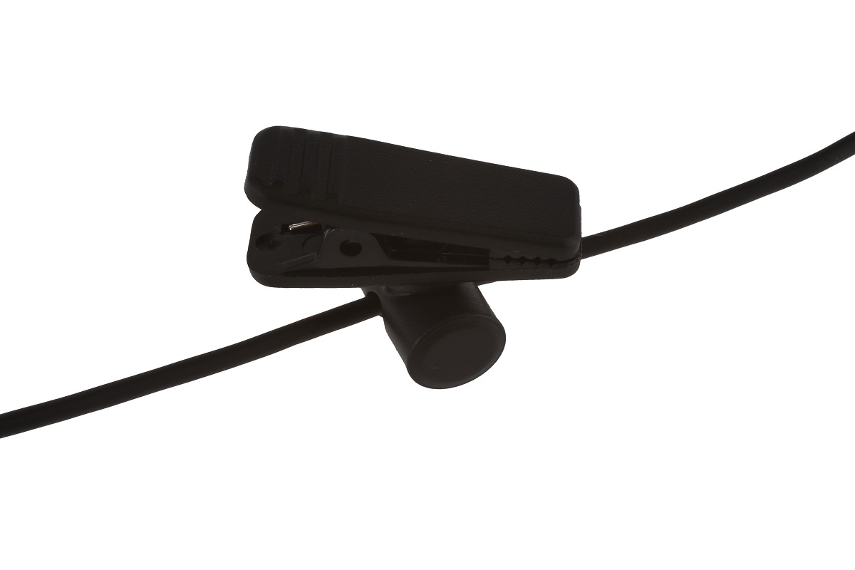 Clip per cavo in plastica nera su cavo nero. Scanalata, con molla metallica a vista nella cerniera. Per fissare il cavo delle cuffie agli indumenti, compatibile con le cuffie CoPacks della serie Motorola SL.