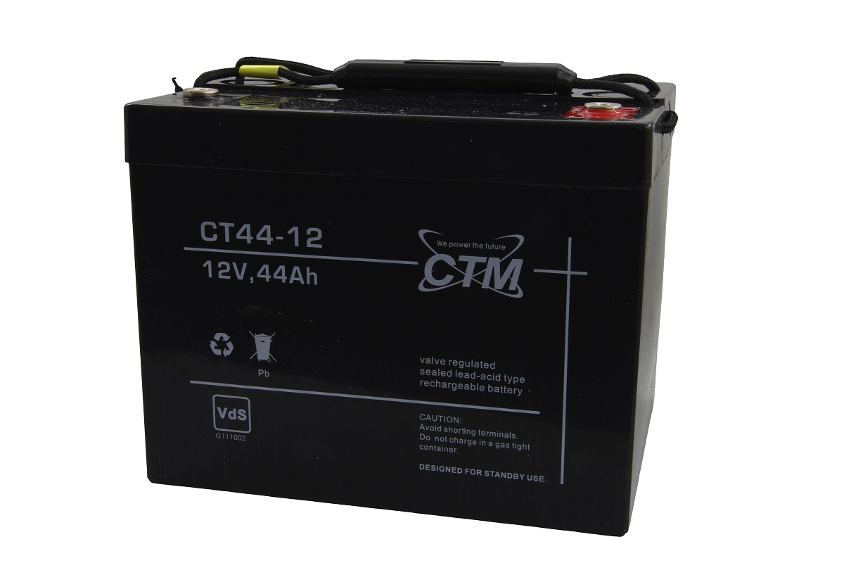 Batteria al piombo-gel CTM CT44-12 nera, rettangolare, 12 V/44 Ah, omologazione VDS G111002, con maniglia. Terminali + e - identificabili sopra. Indicazione lato: piombo-acido, senza manutenzione, ricaricabile, a valvole.