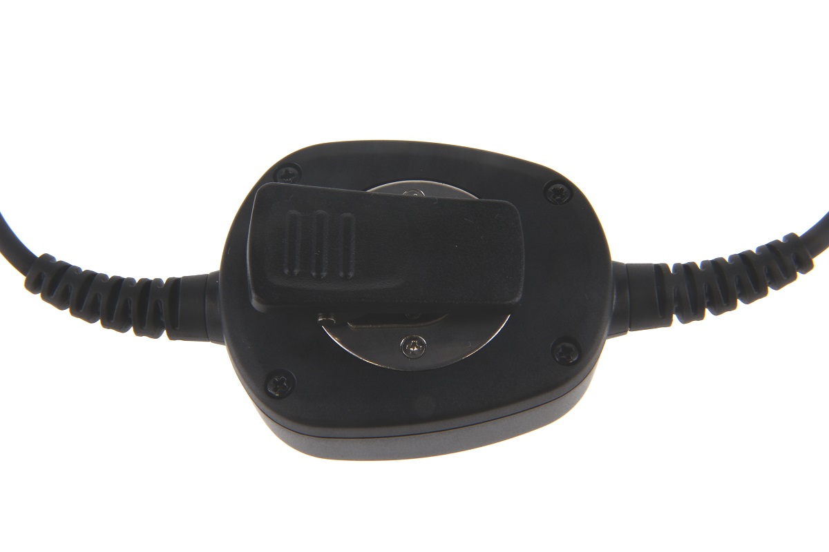 Svart, oval PTT-enhet (push-to-talk) till ett headset, med robust svart fästklämma baktill på en silverfärgad vridplatta. Två räfflade kablar löper från sidan. Typisk för CoPacks headset för Kenwood TK280/NX3200-11b.