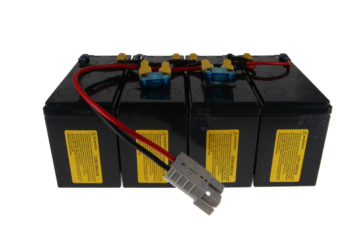 Set di batterie di ricambio con quattro moduli neri, collegati con cavi rossi/neri. Portafusibili blu parzialmente visibile. Ogni modulo ha etichetta di avvertenza gialla. Connettore multiplo grigio. Compatibile con APC RBC25.