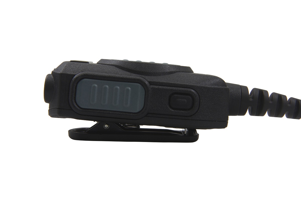 Robusto microfono con altoparlante GE-XM05 nero di CoPacks, visto di lato. Grande pulsante PTT grigio davanti, pulsante laterale ovale più piccolo, clip da cintura in basso, cavo a spirale a destra. Compatibile Sepura STP8000/STP9000.