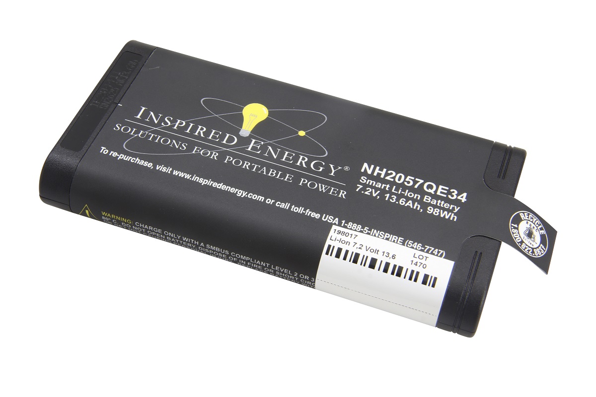 Svart rektangulärt Li-jon-batteri, modell NH2057QE34. På ovansidan står ”INSPIRED ENERGY” och ”Smart Li-ion Battery 7,2 V, 13,6 Ah, 98 Wh”. En vit produktetikett med streckkod och en rund återvinningsdekal syns tydligt.
