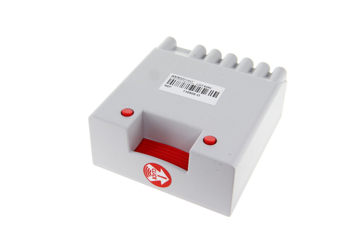 Graues, rechteckiges Li-Ion Akkupack WM28384 für Medumat Transport (Weinmann). Vorderseite mit zwei kleinen roten runden Knöpfen und rotem geriffeltem Schieber/Griff mit "CLICK"-Aufkleber. Oben Barcode-Etikett "AKKUMed".
