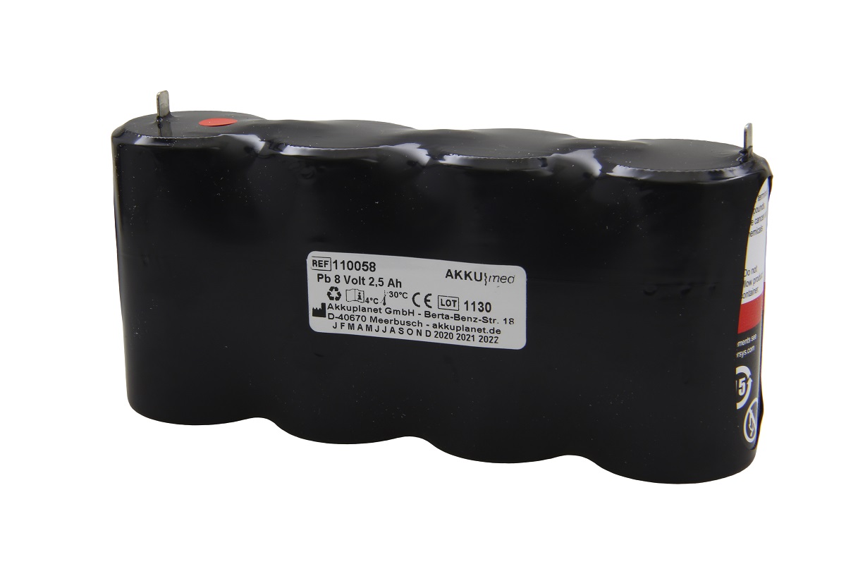 Batteria al piombo nera AKKUmed (8 V, 2,5 Ah) a blocco con segmenti arrotondati inferiori. Due contatti metallici argentati alle estremità. Etichetta bianca con dati e marchio CE. Per pulsossimetri medici.