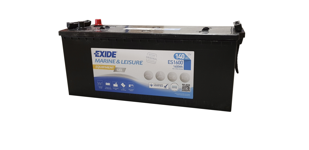 Batteria al gel Exide ES1600 nera per imbarcazioni e veicoli da diporto, vista leggermente di sbieco dall'alto. Poli rossi e neri nella parte superiore. Etichetta con dati quali 12 Volt e 140 Ah. Esente da manutenzione, elevata efficienza energetica.