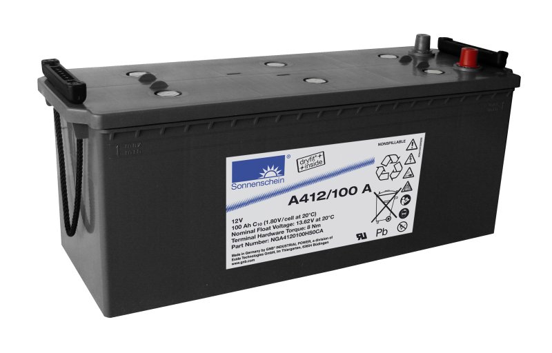 Batteria al piombo-gel rettangolare, grigio scuro, della Sonnenschein/Exide, con poli di collegamento neri e rossi nella parte superiore. Etichetta: A412/100 A, 12 V, 100 Ah, logo Sonnenschein. Pittogrammi di avvertenza e riciclaggio.