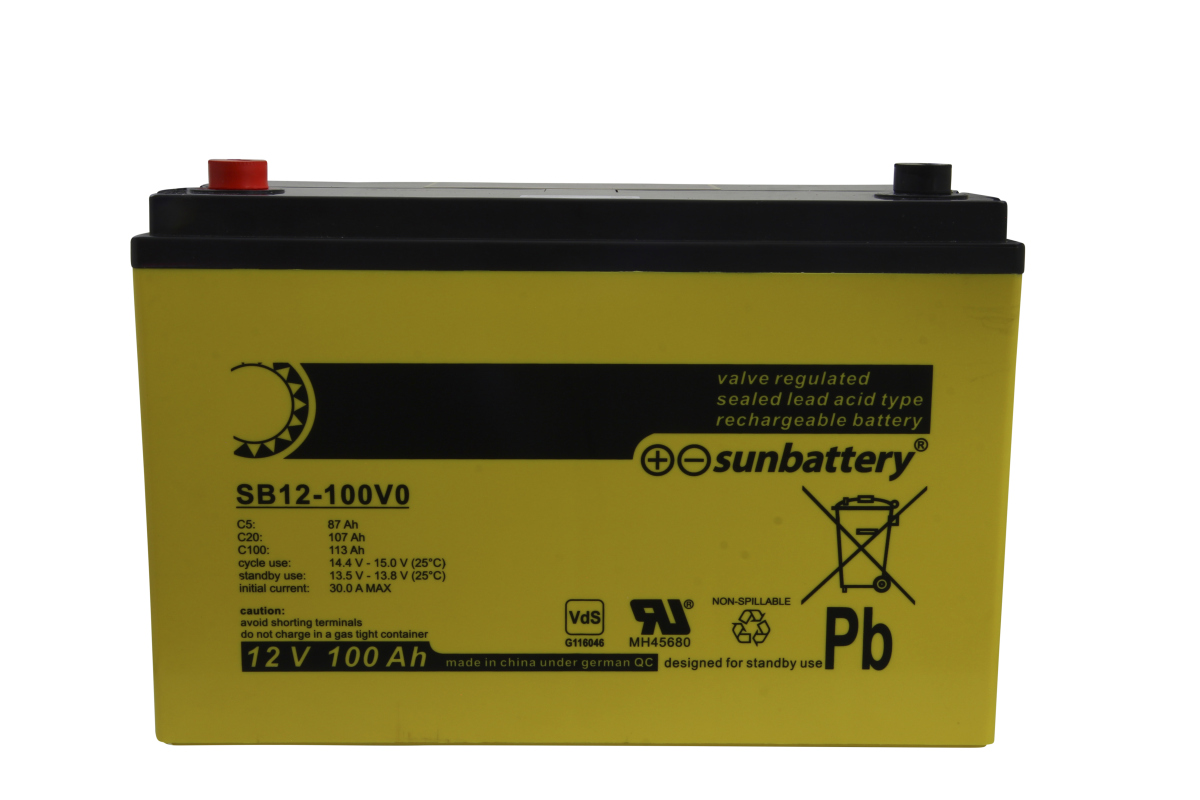 Batteria SUN al piombo-AGM SB12-100V0 (AGM) di colore giallo con parte superiore nera e poli rossi/neri. Lato anteriore: sunbattery, SB12-100V0, 12V 100Ah, dati tecnici, VdS, simbolo Pb, avvertenza sul riciclaggio, VRLA.