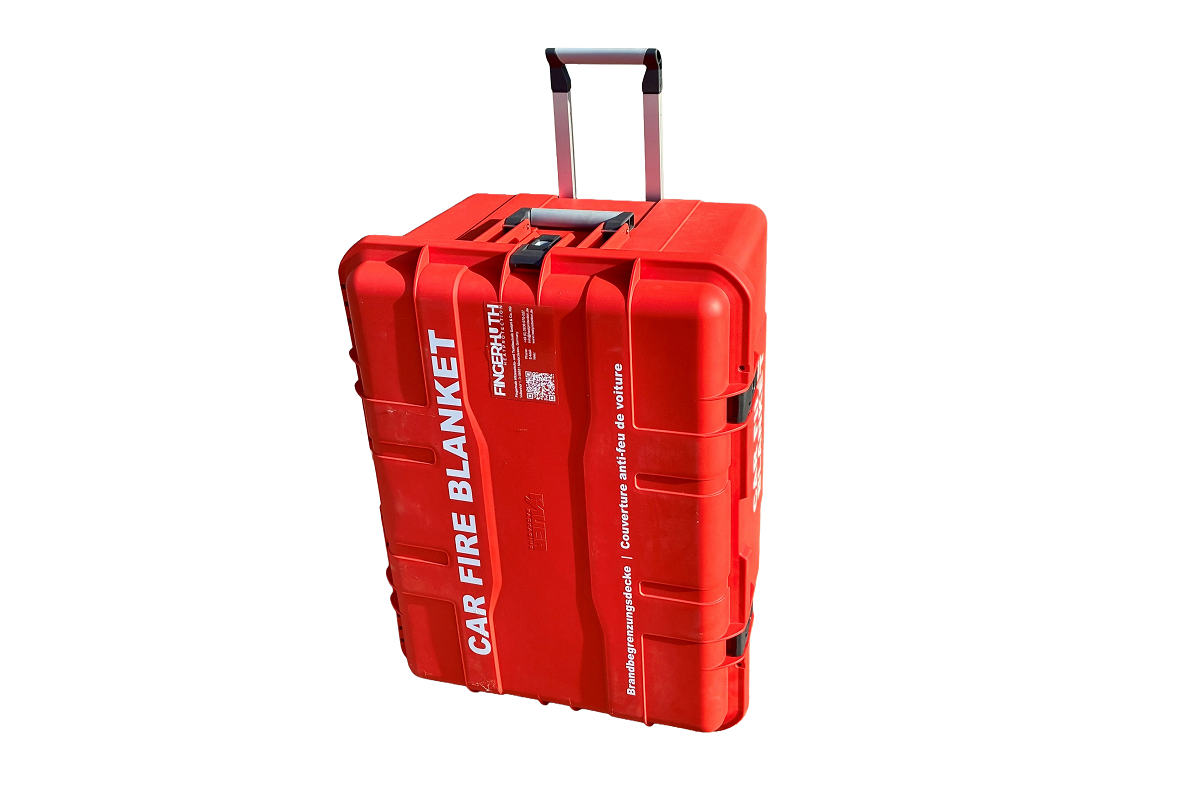 Großer, robuster roter Schutzkoffer Pro-Trolley XL, stehend auf Rollen mit ausgezogenem Teleskopgriff. Seitlich in Weiß: "CAR FIRE BLANKET", darunter "Brandbegrenzungsdecke" und "Couverture anti-feu de voiture". Für Branddecken.
