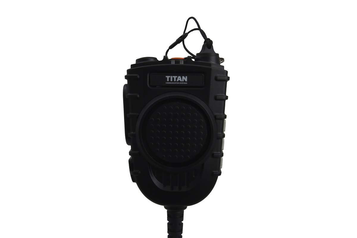 Robusto microfono ad altoparlante MM50 nero " TITAN " con ampia copertura circolare dell'altoparlante. Sopra, logo "TITAN COMMUNICATION SYSTEMS". In alto, pulsante di emergenza arancione e moschettone. Cavo a spirale nero nella parte inferiore.