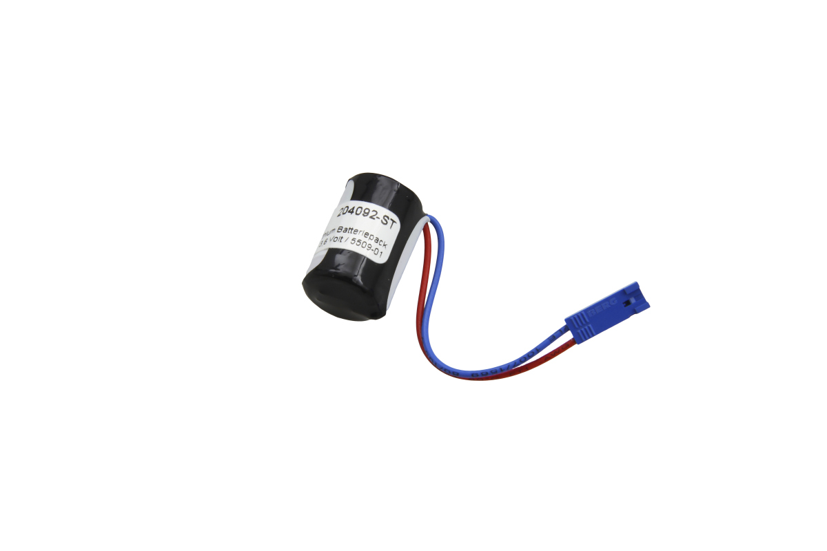 Pila de litio cilíndrica negra de tipo 1/2AA con etiqueta blanca «SL550S». Dos cables finos (rojo, azul) conducen a un pequeño conector azul. Recortada sobre fondo blanco.