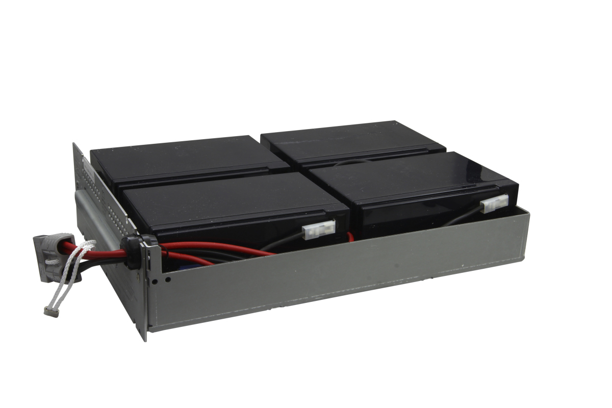 Batteria di ricambio rettangolare per APC RBC23 in telaio metallico grigio, vista di sbieco dall'alto. Quattro batterie a blocchi nere affiancate. Sono collegate da cavi rossi, neri e blu; a sinistra sporge una spina grigia con cordicelle bianche.