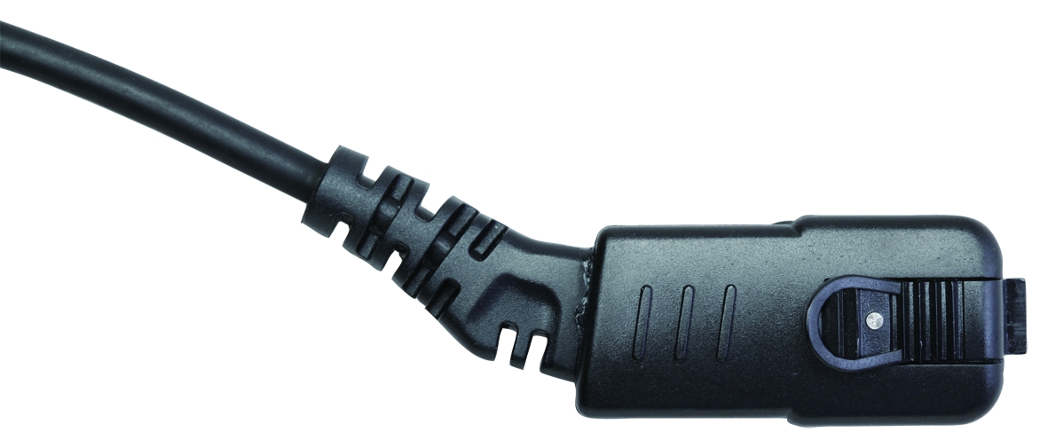 Cable negro con conector rectangular negro (superficie texturizada), soporte lateral y un pequeño punto plateado. Alivio de tracción acanalado en la unión del cable. Conector típico para auriculares/micrófonos en el EADS Tetrapol TPH700.