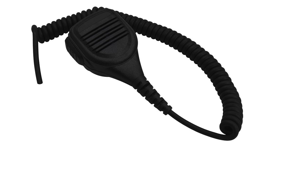 Microfono con altoparlante nero e robusto di CoPacks con griglia frontale nera a nervature. Cavo di collegamento nero a spirale visibile che si snoda dal corpo del microfono. Compatibile con le radio Hytera.