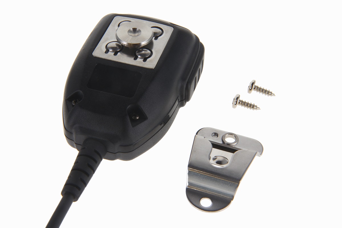 Un microfono da pugno nero CoPacks GES-M08 con cavo a spirale, dotato di un grande pulsante PTT argentato e di comandi più piccoli su una piastra metallica. Accanto ad esso sono visibili un supporto di fissaggio metallico abbinato e due viti.
