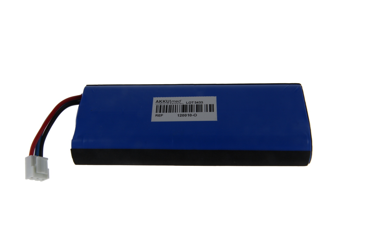 Rektangulärt blått batteripack med svart undersida på vit bakgrund. Överst en vit etikett med ”AKKUmed”, ”LOT 3433”, ”REF” och ”120010-O” samt två streckkoder. Till vänster tre kablar med vit 4-polig kontakt.