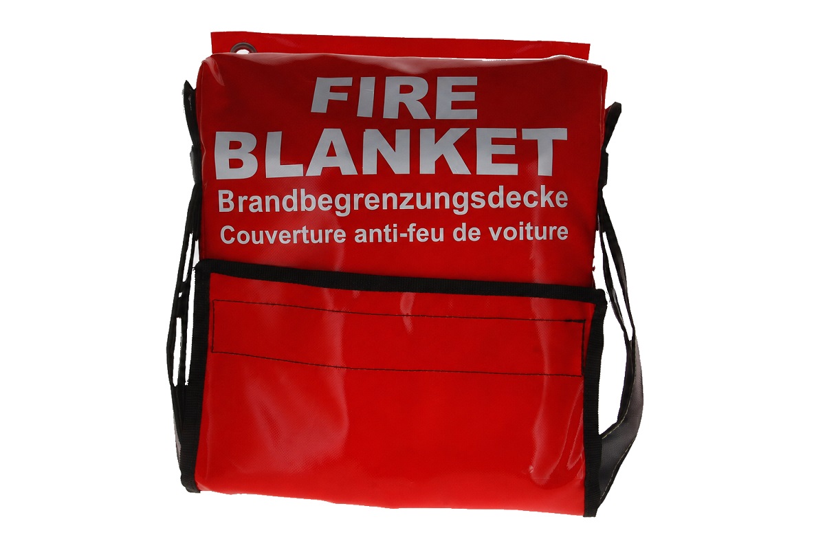 Bolsa de PVC de color rojo brillante con manta ignífuga. Impresión en blanco en la parte delantera: «FIRE BLANKET» y «Manta ignífuga». Con asas negras y ojal metálico para colgarla, ideal para guardar mantas ignífugas.