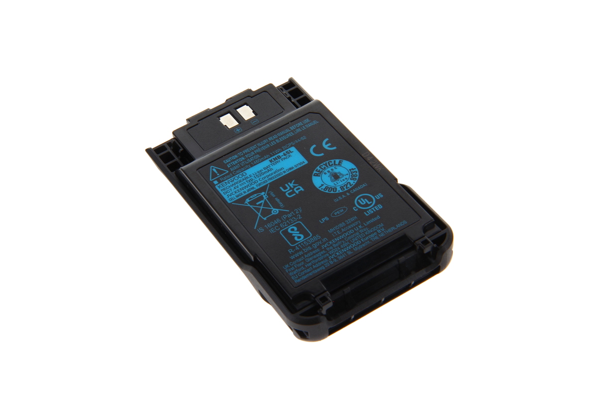 Batteria agli ioni di litio originale Kenwood KNB-65L nera su sfondo bianco. In alto 2 contatti metallici. Sul frontale scritte bianche/blu: Kenwood, KNB-65L, 7,4 V, 1,52 Ah, avvertenze e loghi CE/UL/riciclo.