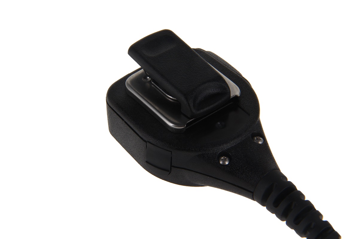 Microfono ad altoparlante nero con robusto alloggiamento testurizzato e una stabile clip da cintura in metallo e plastica nera sul retro. Un cavo di collegamento a treccia si estende dal dispositivo. La superficie risulta antiscivolo e resistente.
