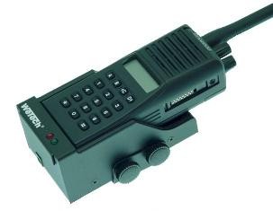 Radio Kenwood TK290-11b de color negro en su soporte de coche Wetech a juego dentro del vehículo. El teclado, la pantalla y la antena quedan bien visibles en el robusto soporte. Logotipo de Wetech y dos botones giratorios para la fijación.