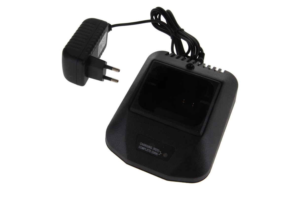 Schwarze, kompakte Ladestation mit Steckplatz für Akkus und zwei goldenen Kontakten. Vorn die Hinweise "CHARGING (RED)" und "COMPLETE (GRN)" mit Status-LED. Schwarzes Netzteil mit Eurostecker per Kabel verbunden. Für HBC Funkfernsteuerungs-Akkus.
