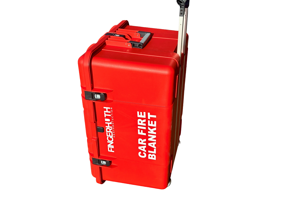 Roter, robuster Pro-Trolley-Schutzkoffer mit ausgefahrenem Teleskopgriff und zwei Rollen. Seitlich vertikal "FINGERHUTH HEATPROTECTION", vorne groß "CAR FIRE BLANKET". Mit schwarzen Verschlüssen und zwei Tragegriffen für Autofeuerlöschdecke.