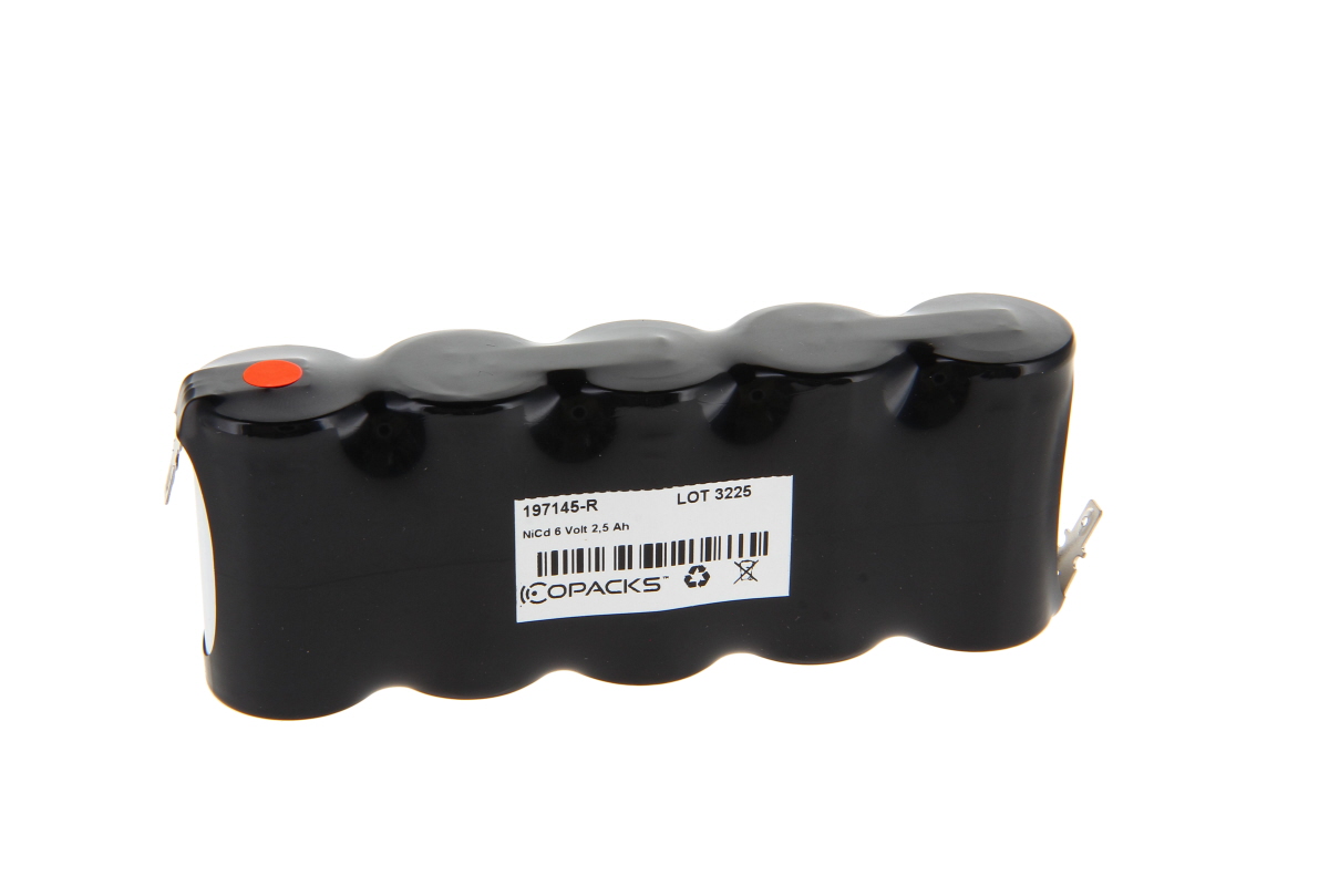 Paquete de baterías NC «CoPacks» negro, varias celdas tamaño C en serie termocontraídas, para iluminación de emergencia y seguridad. Arriba, etiqueta blanca «NiCd 6 V 2,5 Ah» con logo. Conectores Faston; punto rojo en polo +.