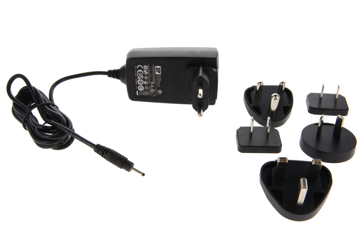 Schwarzes, kompaktes Original GE Netzteil für VScan Extend mit angeschlossenem Spiralkabel und Hohlstecker. Daneben vier austauschbare Länderstecker (u.a. Euro/UK) für flexible Nutzung. Zertifizierungen CE/UKCA sichtbar.
