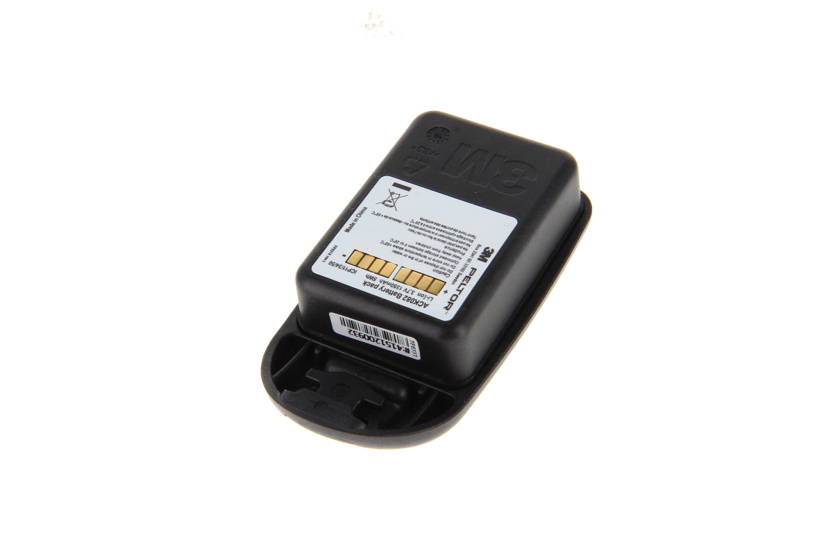 Batería original de iones de litio, negra y rectangular, con inscripción blanca y logotipo «3M Peltor». En la etiqueta figuran contactos dorados, información del producto y símbolos como un cubo de basura tachado. Modelo ACK082.