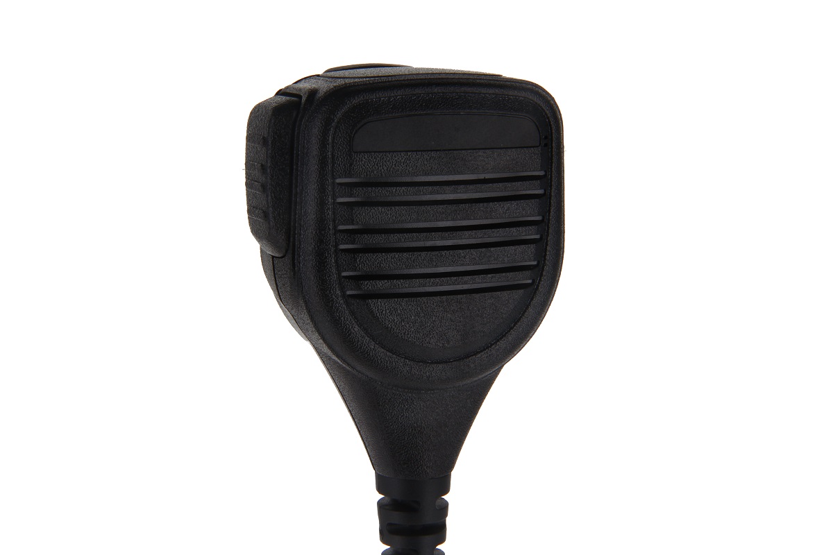 Microfono con altoparlante GE-XM03 nero di CoPacks con superficie della griglia frontale a nervature e un pulsante a pressione laterale. Questo robusto accessorio radio è fissato a un cavo lungo ed è raffigurato su uno sfondo chiaro.